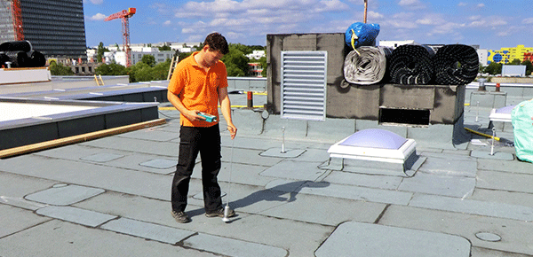 Mikrovlnná zkouška - měření vlhkosti ploché střechy.