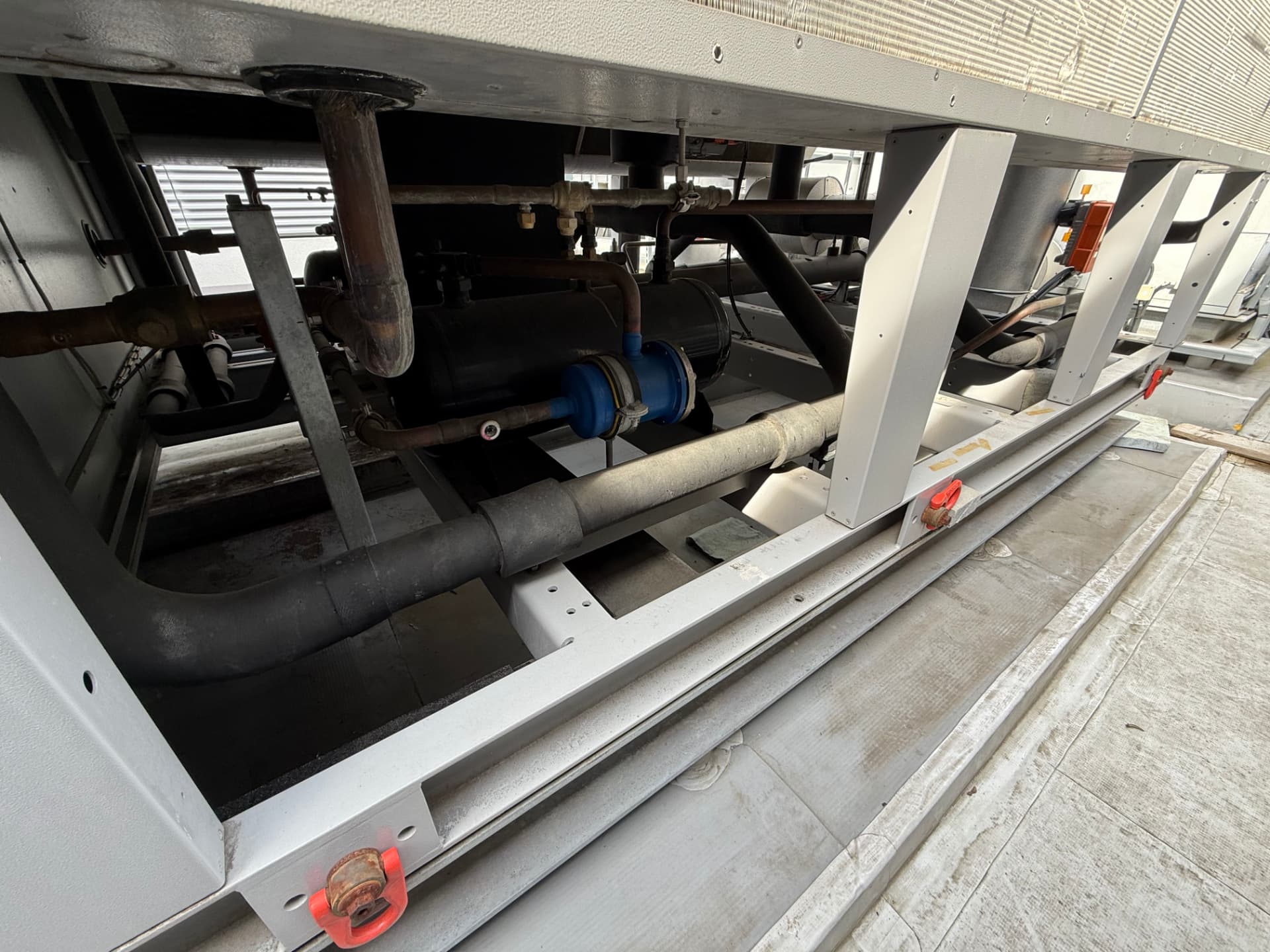 Technologie a potrubí nad hydroizolací ploché střechy
