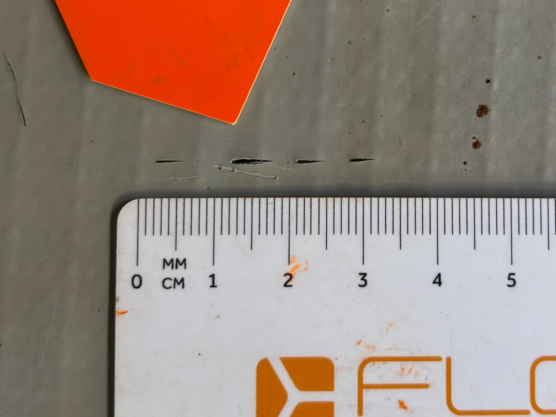 Detail defektu hydroizolace změřený měřítkem FLO