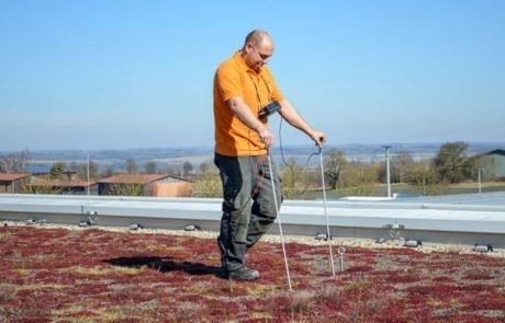 Provádění elektroimpulzní zkoušky na ploché střeše se zazeleněním.