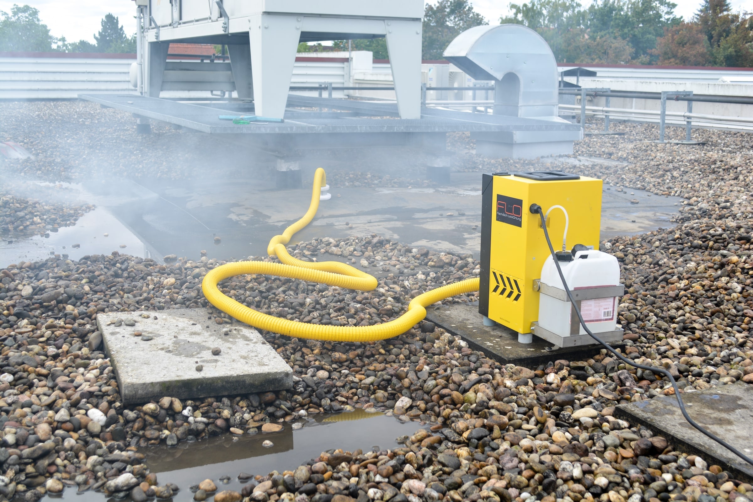 Generátor FLO vhání kouř pod hydroizolaci ploché střechy