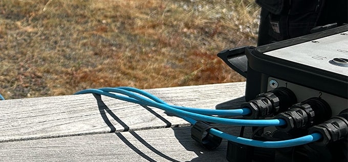 Měřicí jednotka elektromagnetické zkoušky s připojenými kabely
