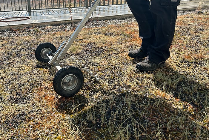 Skener elektromagnetické zkoušky na zelené ploché střeše