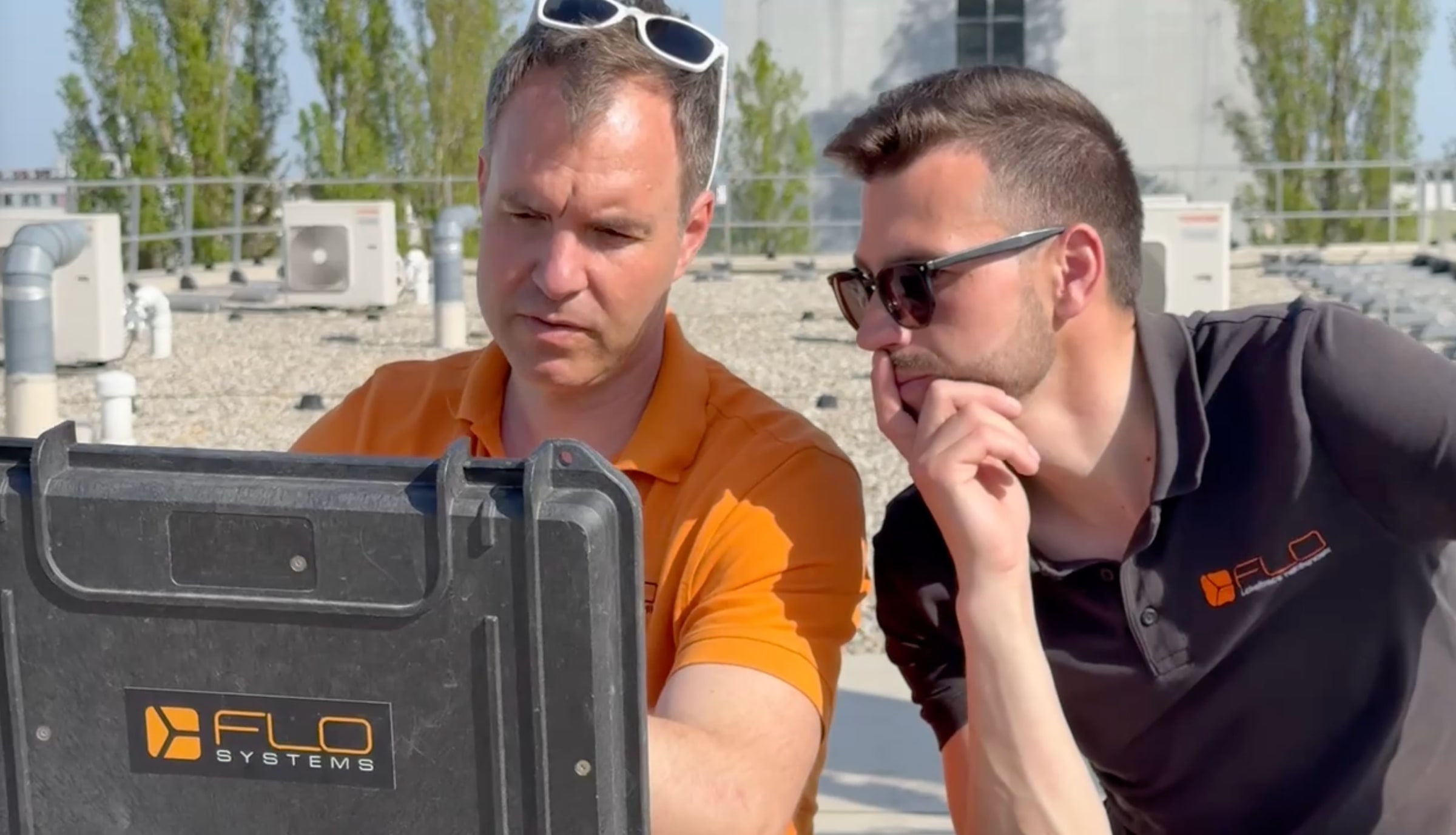Technici FLO vyhodnocují měření elektromagnetickou zkouškou na ploché střeše