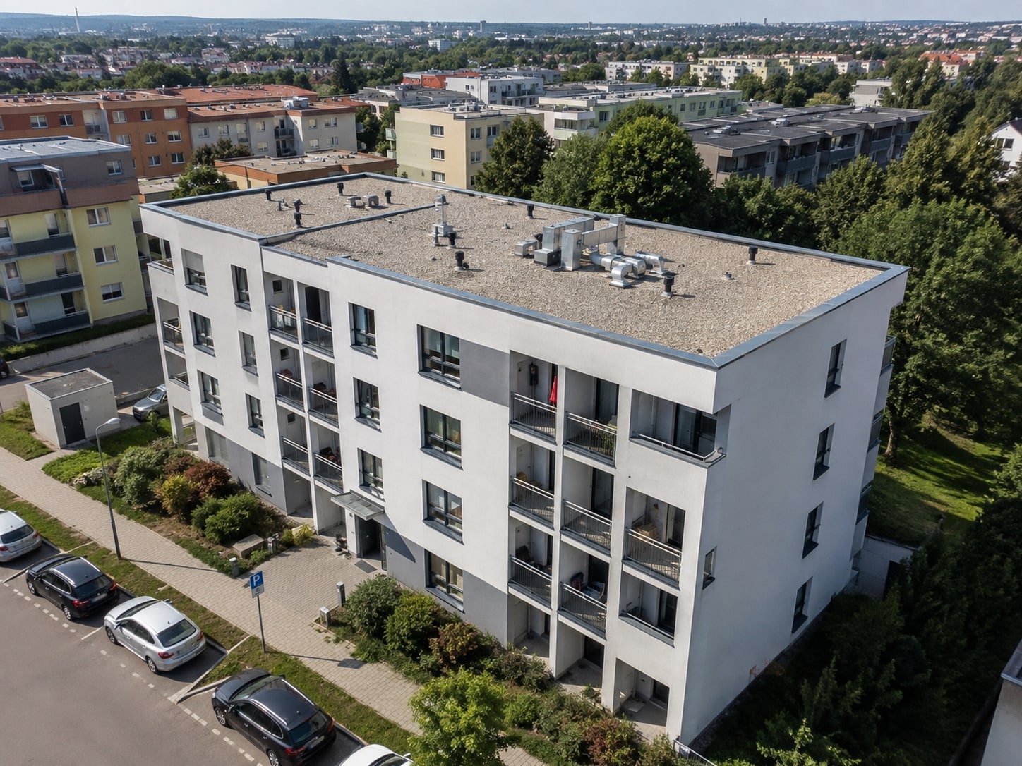 Bytový dům s plochou střechou z ptačí perspektivy