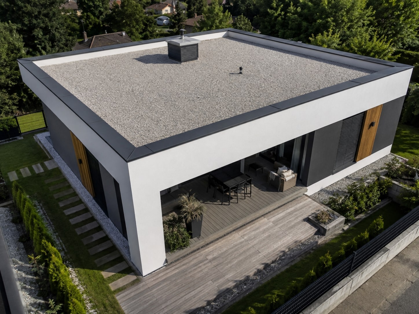Rodinný dům s plochou střechou s kačírkovou zatěžovací vrstvou