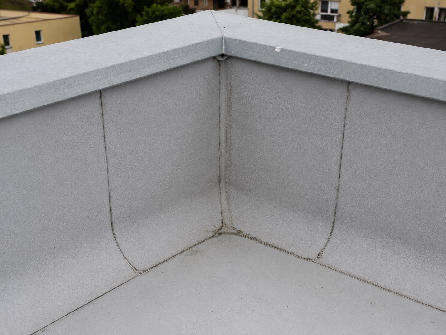 Detail rohu a koutu hydroizolační fólie u atiky