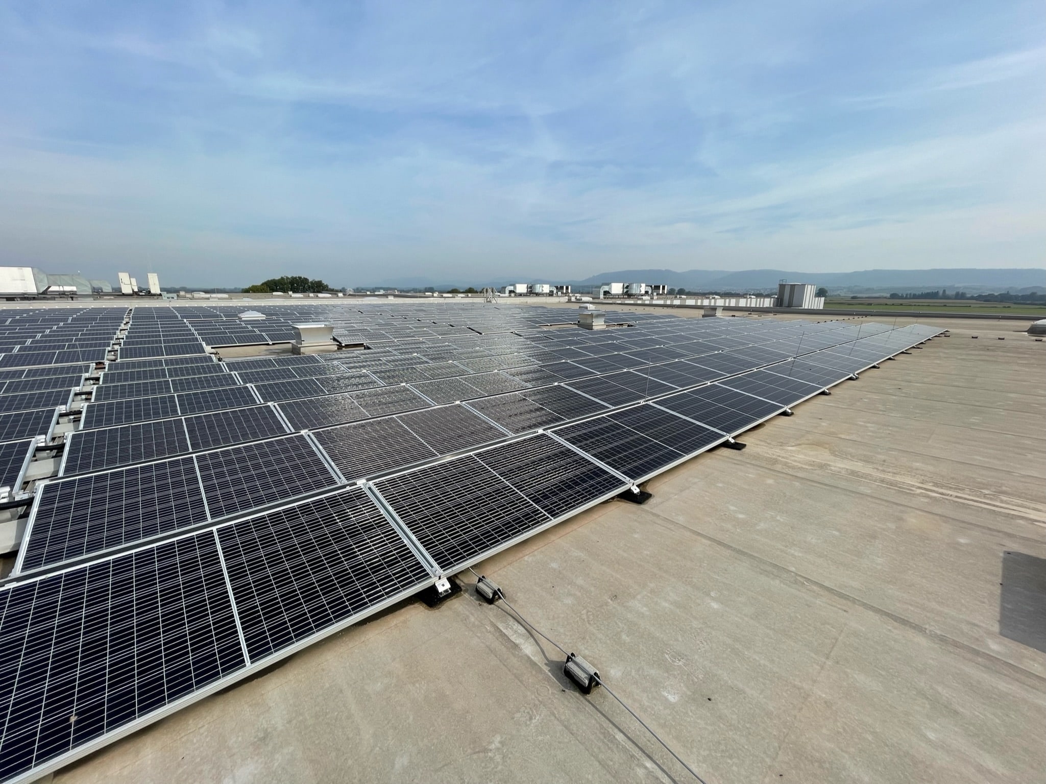 Fotovoltaické panely na ploché střeše