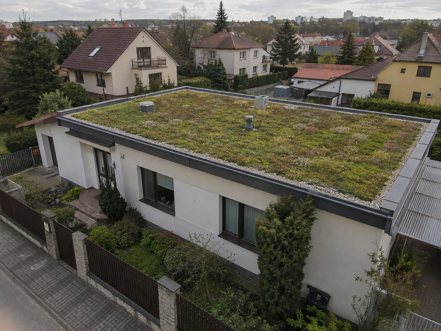 Dům se zelenou střechou porostlou vegetací