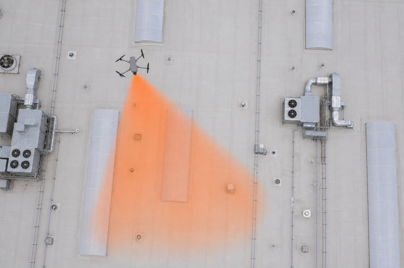 Dron s termokamerou při snímkování ploché střechy průmyslové haly