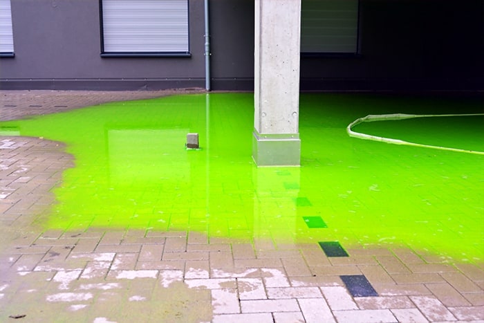 Zaplavená plocha ploché střechy při zátopové zkoušce