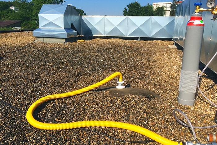 Zavádění formovací směsi vodíku a dusíku pod hydroizolaci ploché střechy