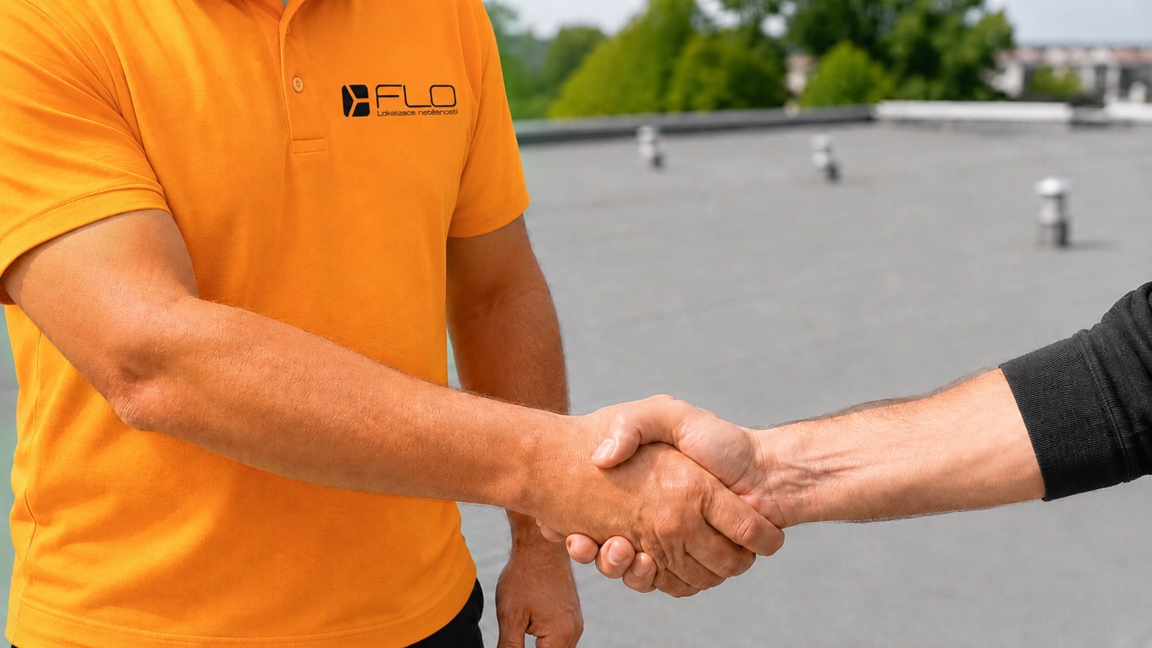 Pracovník FLO na ploché střeše kontroluje projektovou dokumentaci