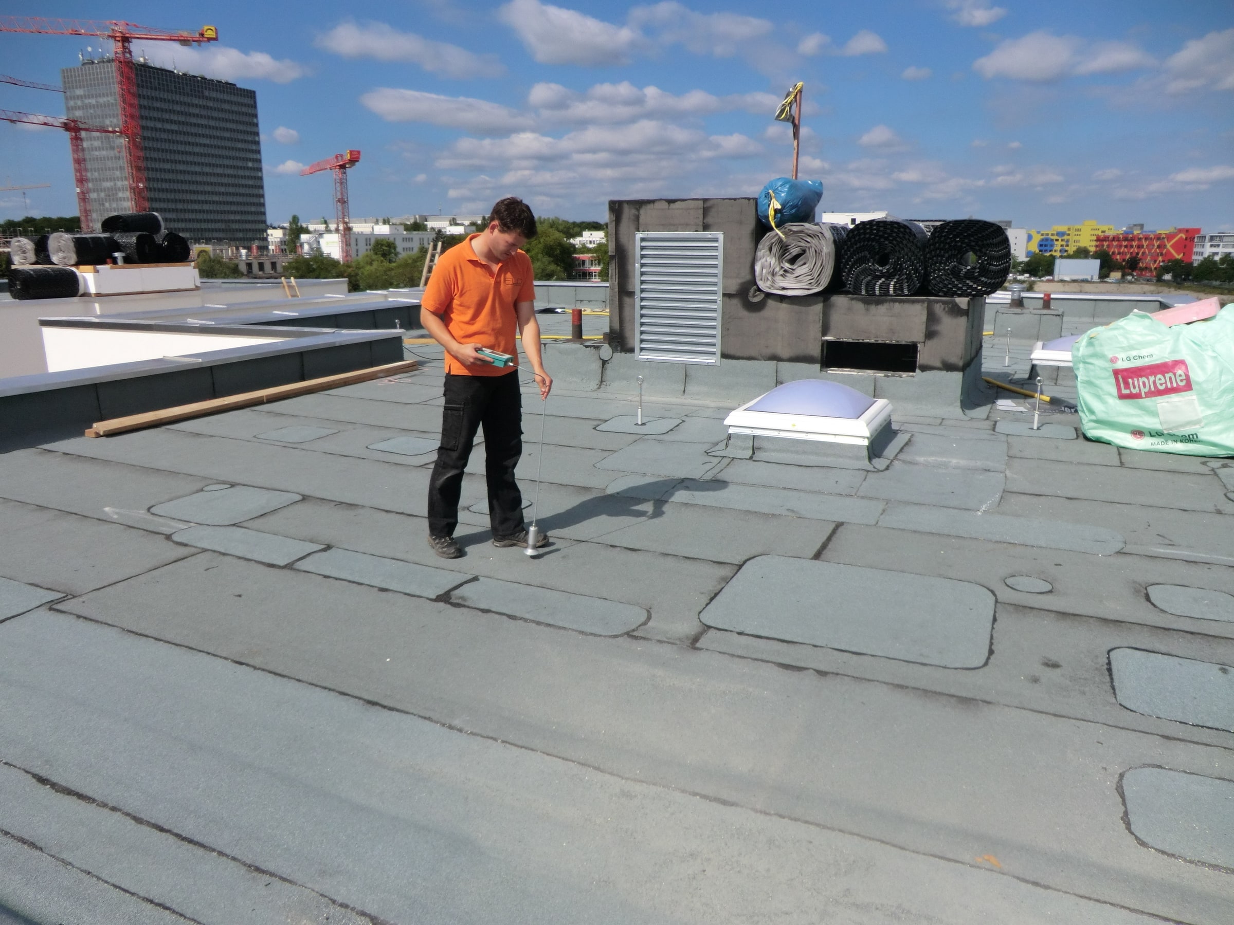 Technik FLO měří vlhkost ploché střechy měřicím přístrojem