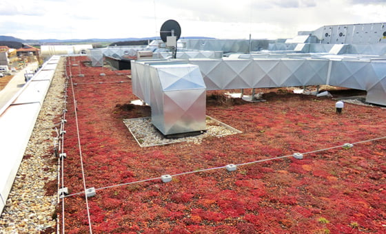 Údržba a kontrola ploché střechy s klimatizační jednotkou.