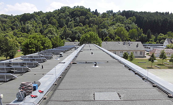 Údržba a kontrola ploché střechy s fotovoltaickými panely