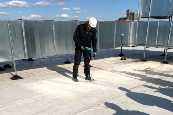 Měření vlhkosti ve střešním plášti po realizaci střechy mikrovlnnou zkouškou